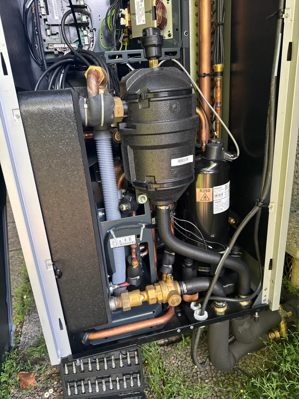 Module de pompe à chaleur air/eau ouvert lors d’un contrôle